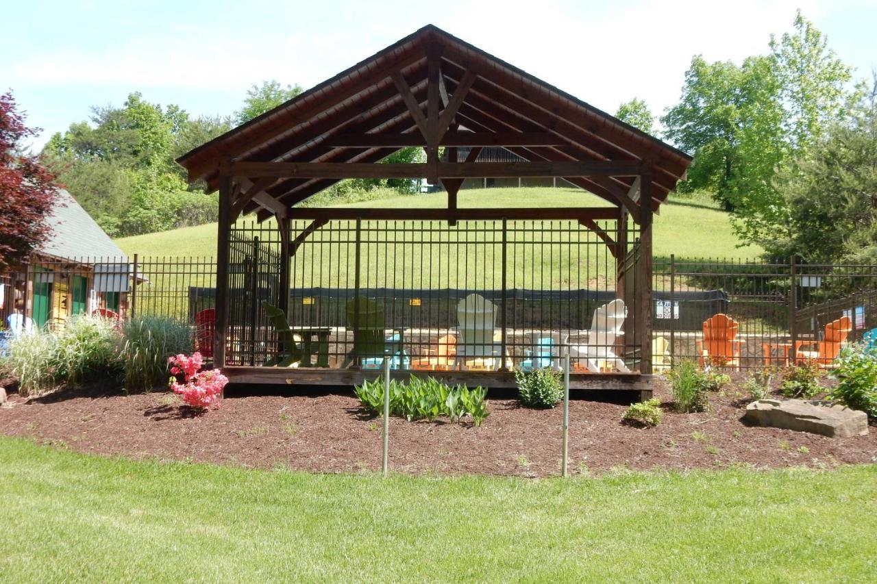 Inviting Sevierville Cabin With Deck And Hot Tub! المظهر الخارجي الصورة