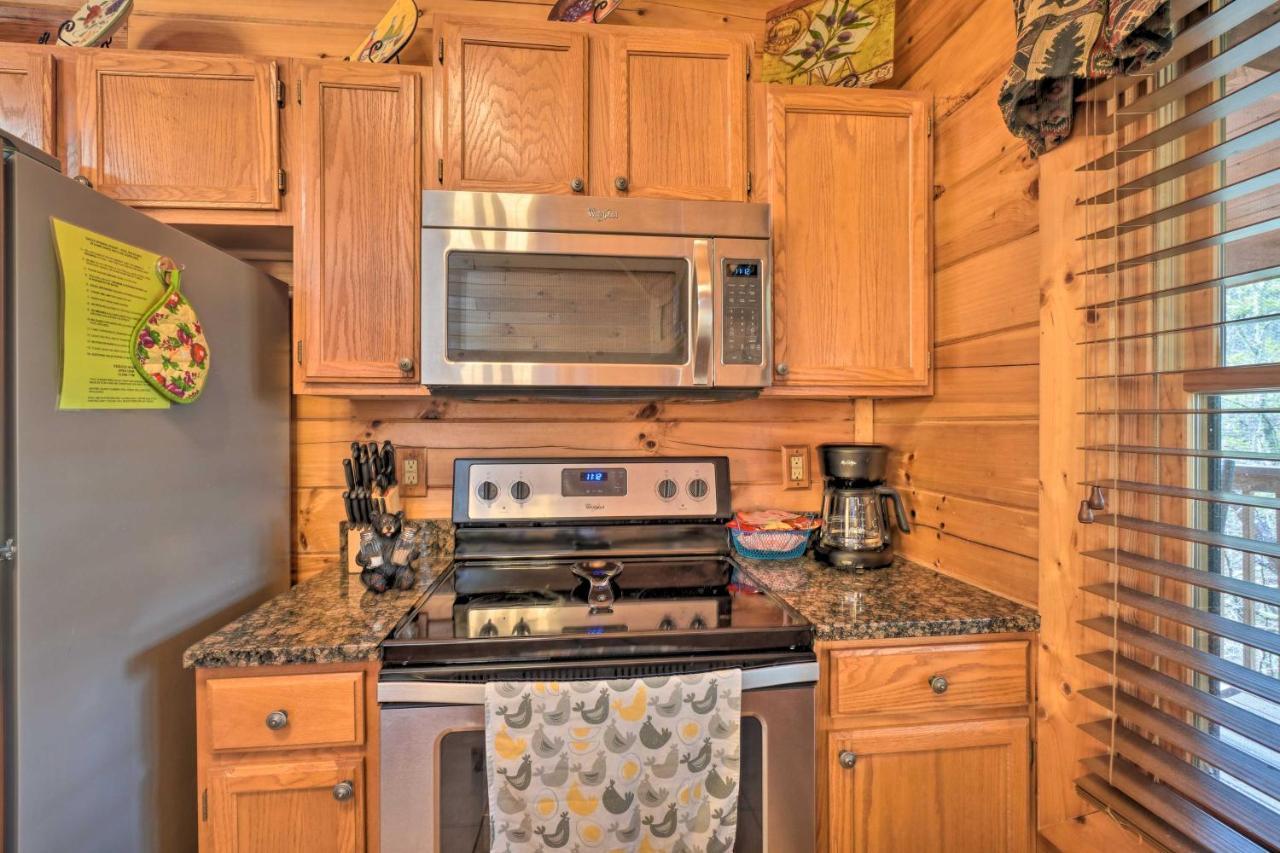 Inviting Sevierville Cabin With Deck And Hot Tub! المظهر الخارجي الصورة