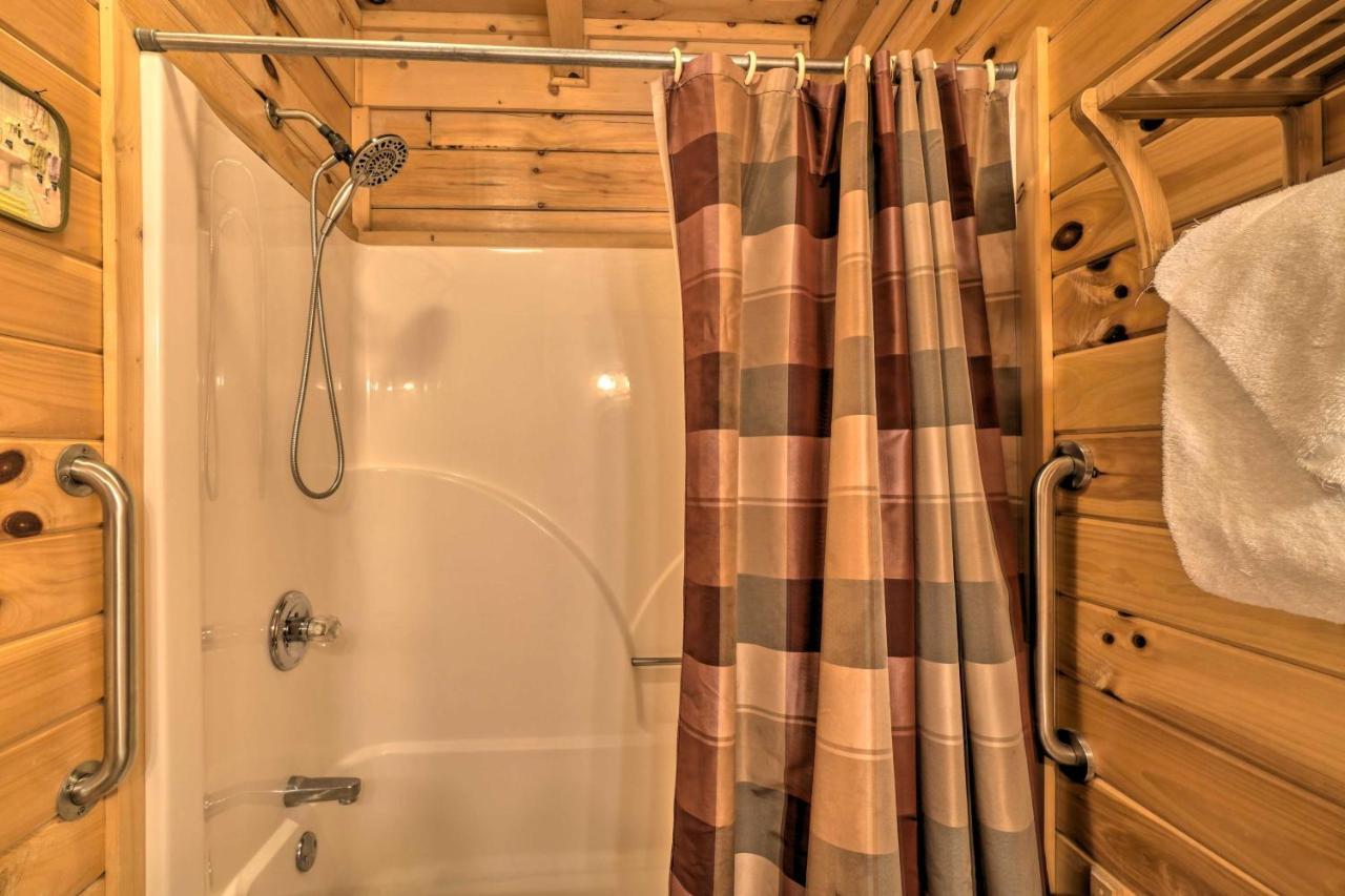 Inviting Sevierville Cabin With Deck And Hot Tub! المظهر الخارجي الصورة