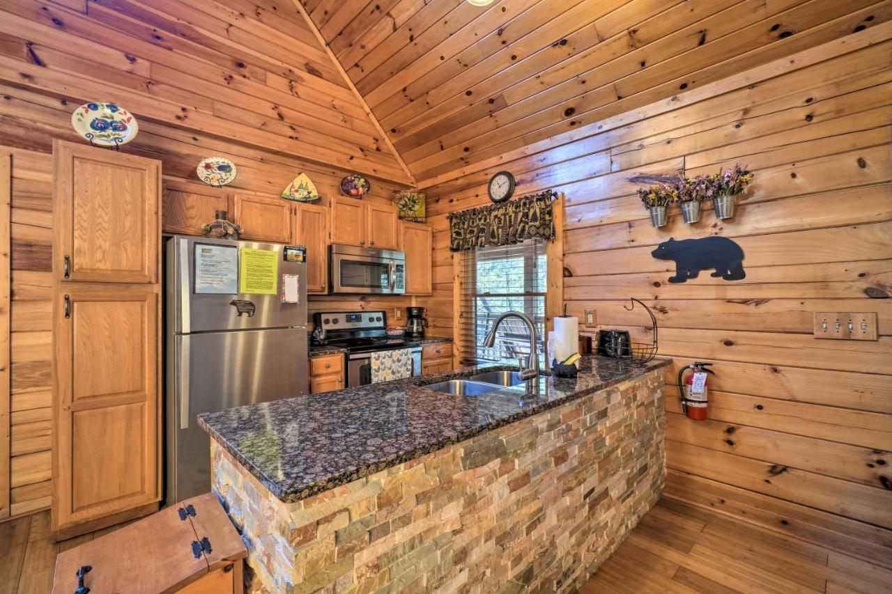 Inviting Sevierville Cabin With Deck And Hot Tub! المظهر الخارجي الصورة