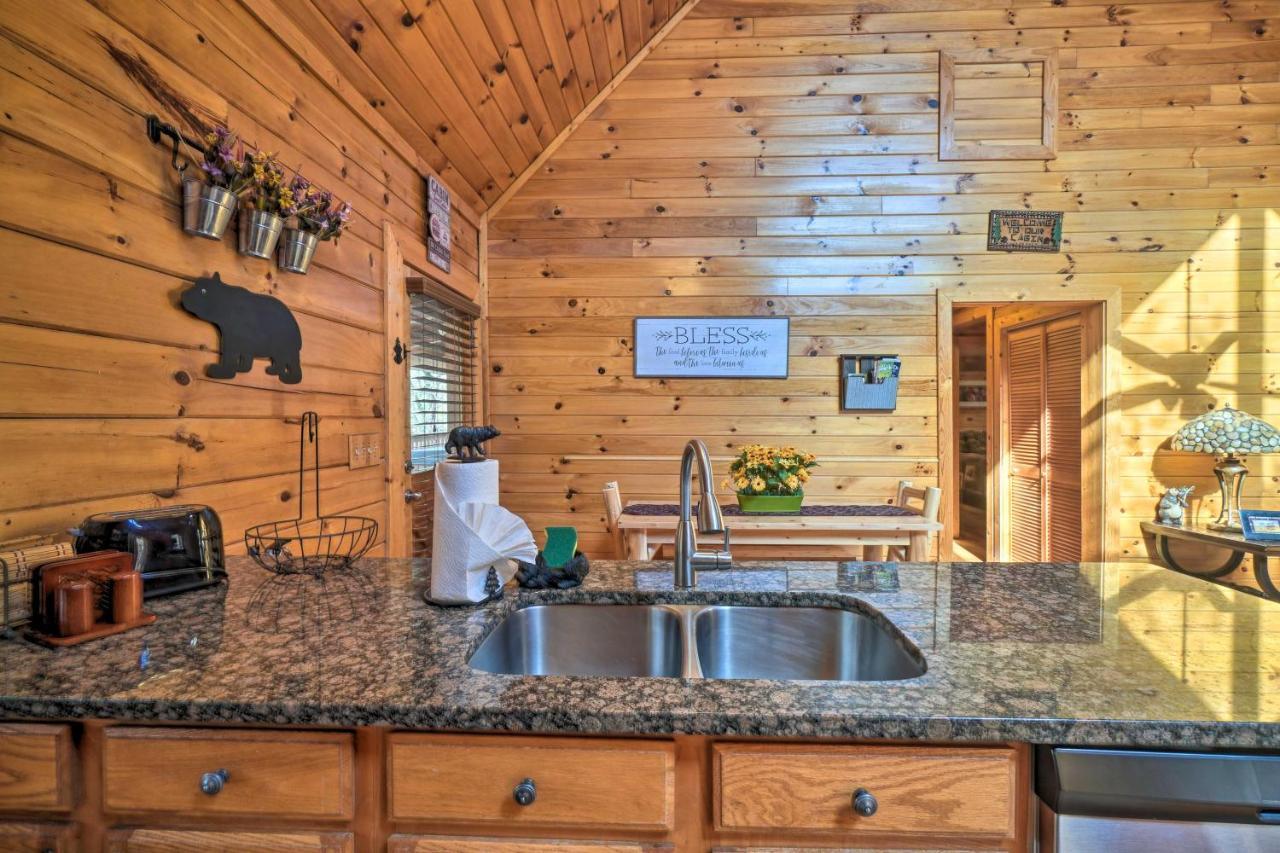Inviting Sevierville Cabin With Deck And Hot Tub! المظهر الخارجي الصورة